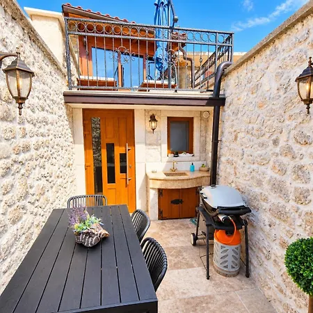 Vila Stone Retreat *